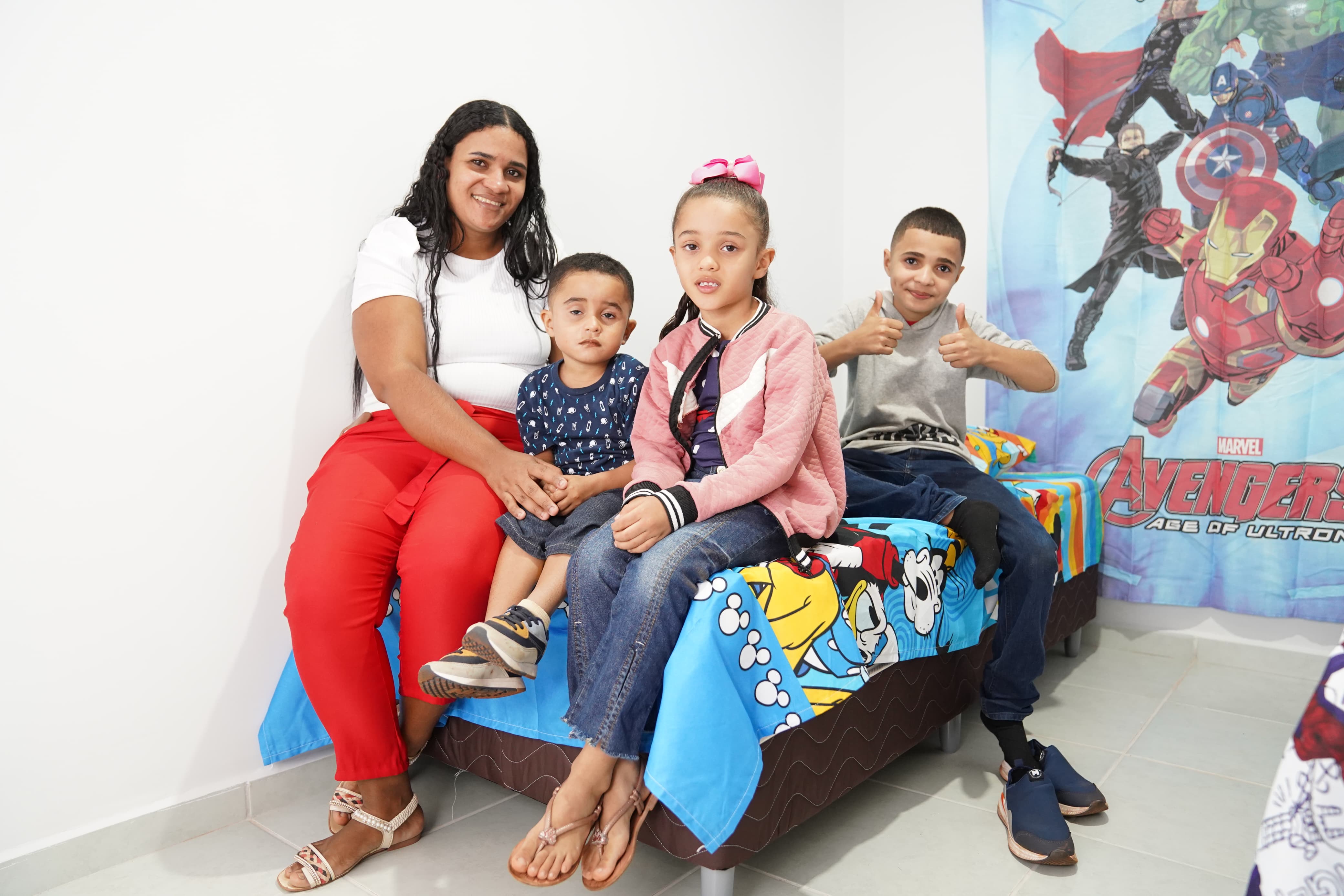 Patrícia da Silva Souza, 29 anos, e seus filhos ganharam uma casa a custo zero.