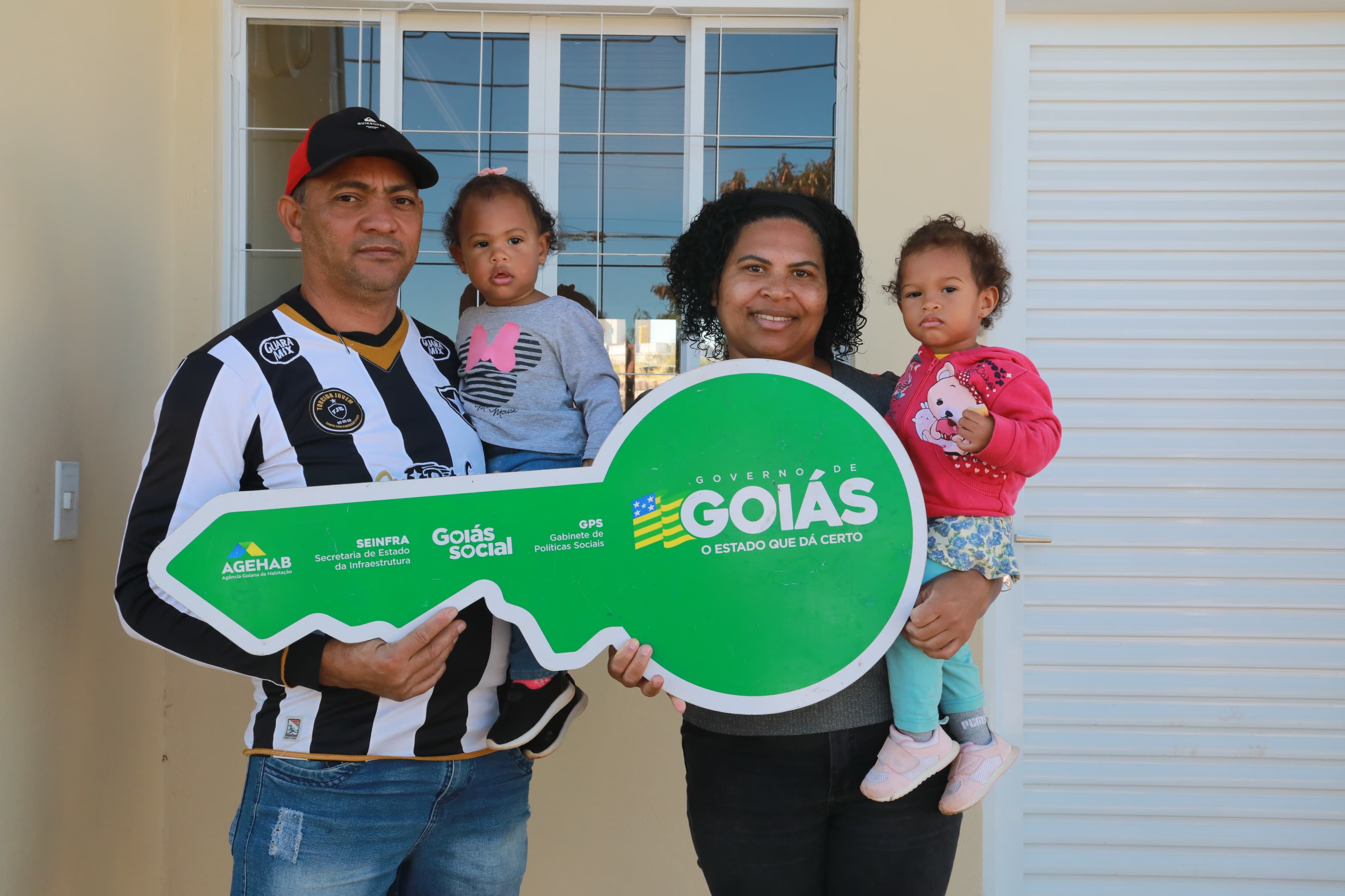 Governo de Goiás entrega 83 casas a custo zero em Águas Lindas e Formosa