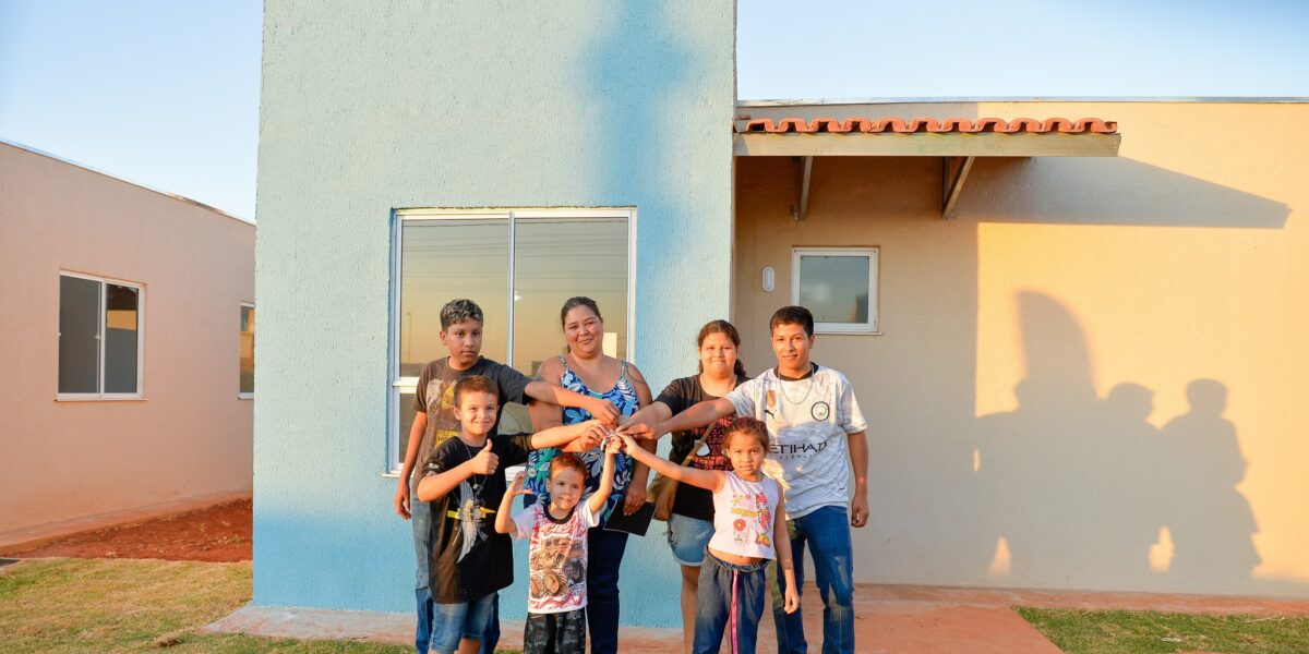 Governo de Goiás entrega 99 casas a custo zero em Senador Canedo