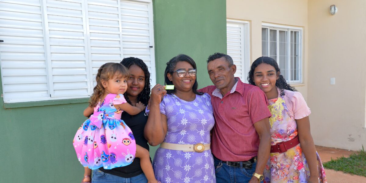 Governo de Goiás entrega 220 casas a custo zero em Itumbiara e Palminópolis
