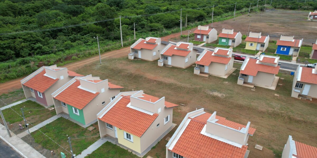 Agehab entrega casas a custo zero em Alvorada do Norte, Damianópolis e Buritinópolis