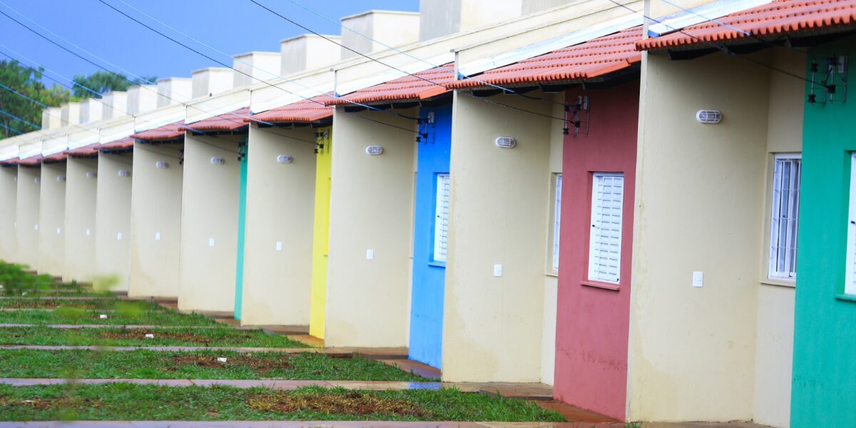 Governo de Goiás recebe inscrições para casas a custo zero em 15 municípios
