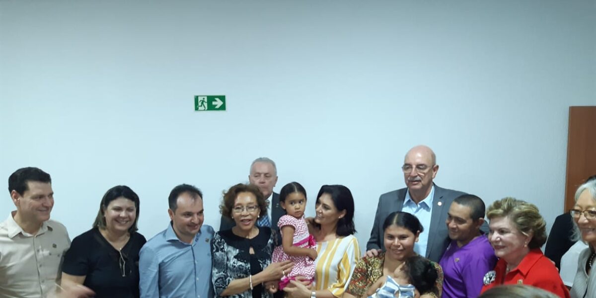 Lúcia Vânia acompanha comitivas estrangeiras em visita ao Criança Feliz