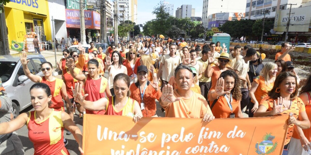 Caminhada reúne mais de 300 pessoas pelo enfrentamento à violência contra mulheres e meninas
