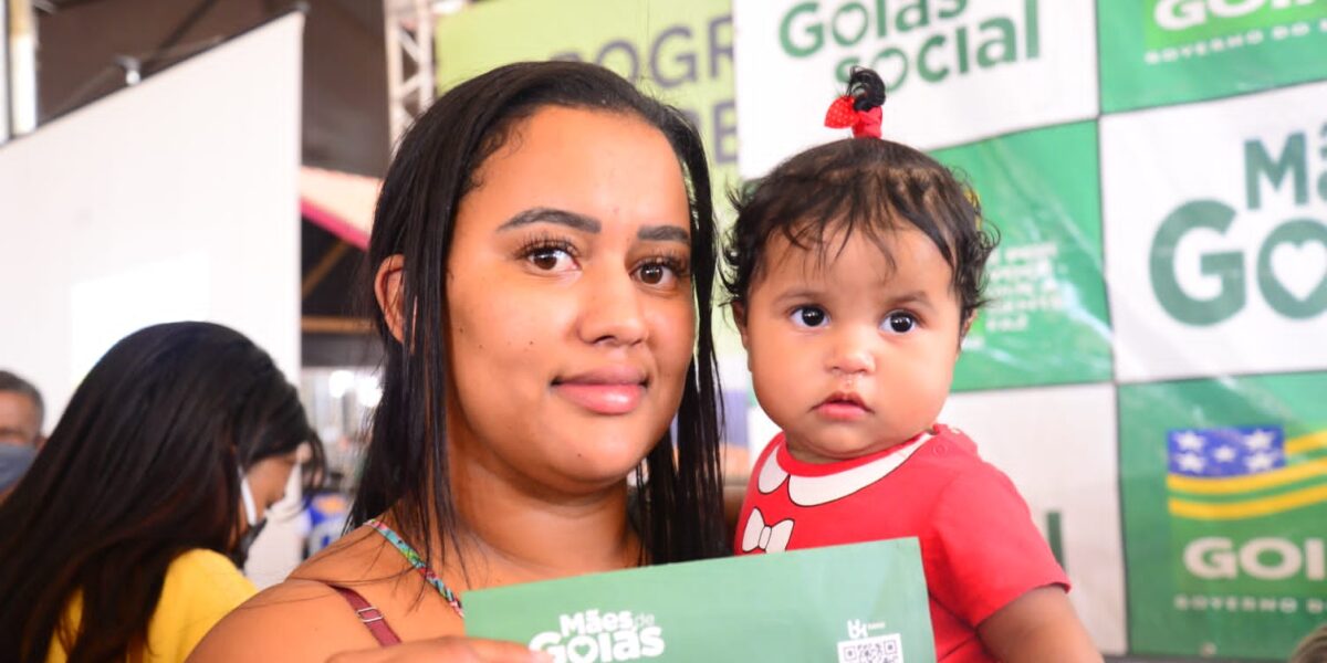 Governo de Goiás entrega cartões para mães e kits para jovens do Aprendiz do Futuro de Anápolis e região