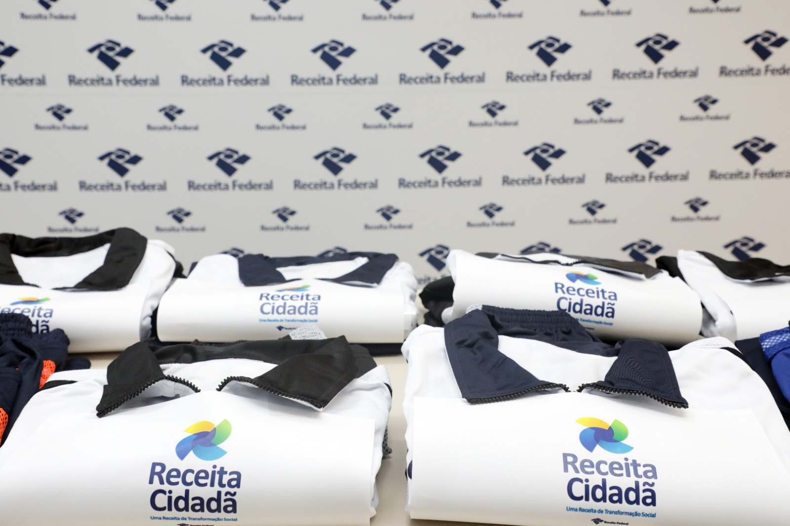 Governo de Goiás recebe cerca de seis toneladas de peças de roupas da Receita Federal