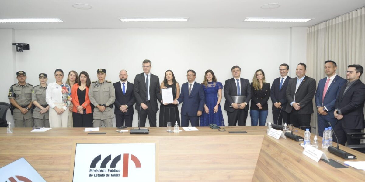 Governo de Goiás assina termo de cooperação com TJGO, MPGO e Defensoria Pública para programa Goiás por Elas