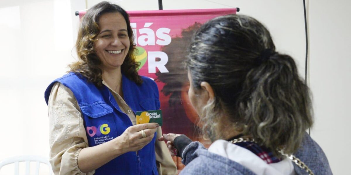 Governo de Goiás entrega mais 180 cartões do programa Goiás por Elas
