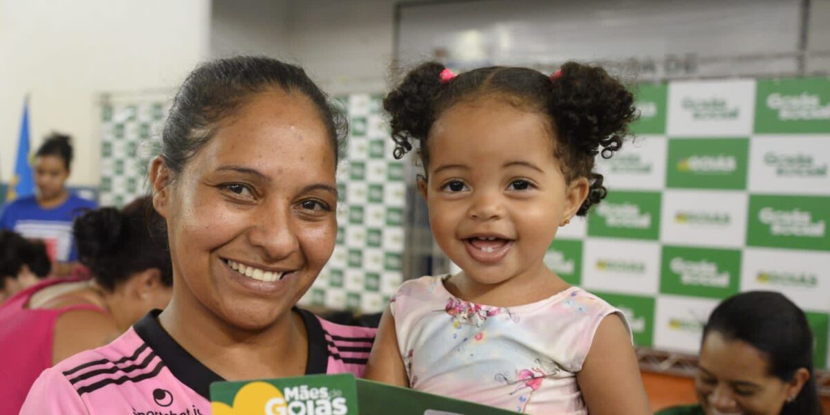 Goiás Social entrega mais de 10 mil cartões do Mães de Goiás e Dignidade durante Feirão de Empregos na Praça Cívica