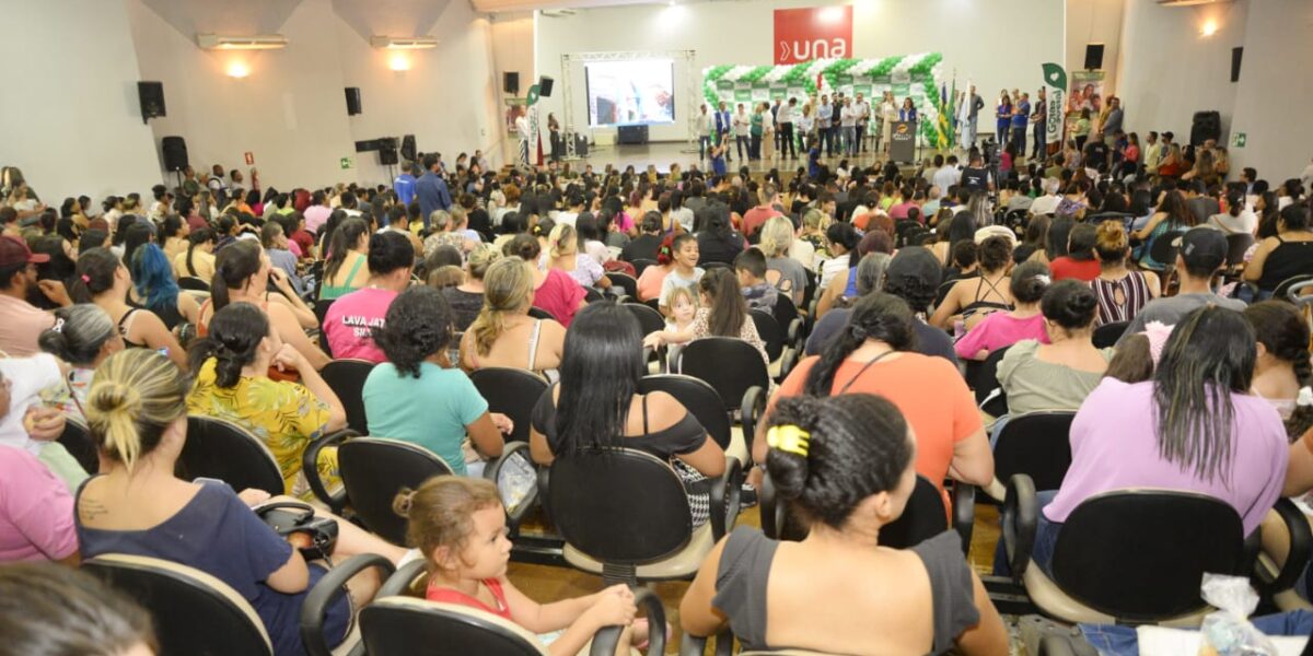 Goiás Social leva mais de 900 cartões do Mães de Goiás e Dignidade a moradores de Catalão