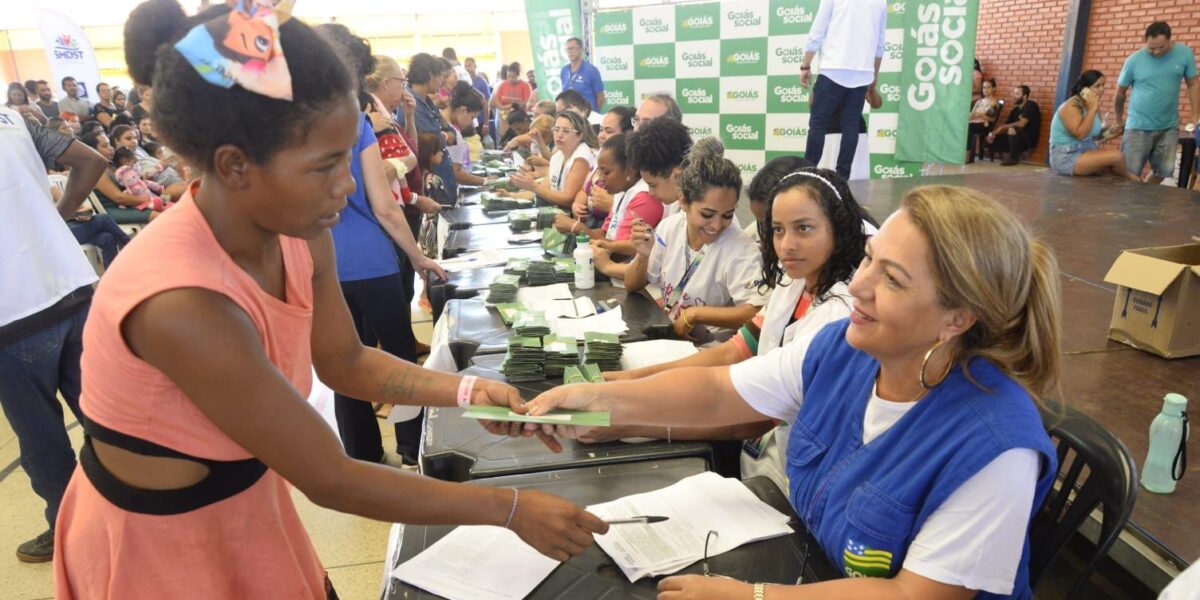 Luziânia recebe mais de 3 mil cartões do Mães de Goiás e Dignidade em evento do Goiás Social