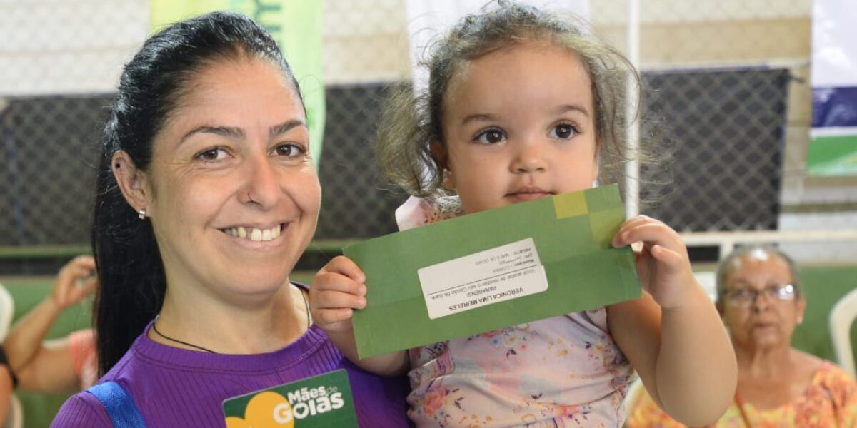 Goiás Social volta a Luziânia para entregar cartões do Mães de Goiás e Dignidade