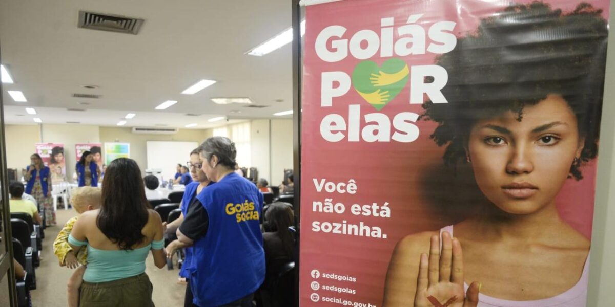 Governo de Goiás entrega mais 42 cartões do Goiás Por Elas para mulheres de Goiânia vítimas de violência doméstica