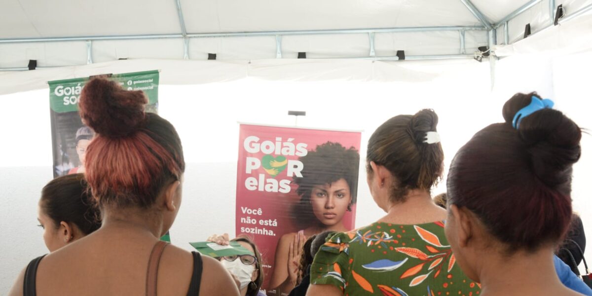 Goiás Social entrega 131 cartões do Goiás Por Elas, em Senador Canedo