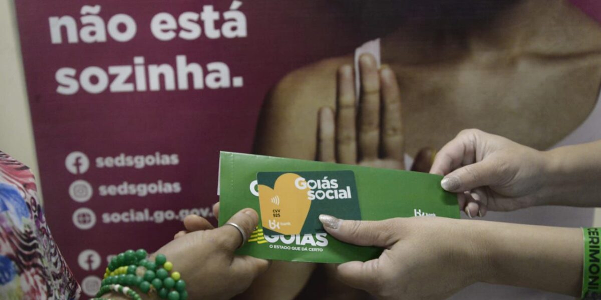 Goiás Por Elas entrega cartões em Itaberaí e cidade de Goiás