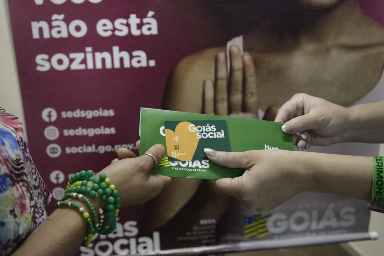 Goiás Por Elas entrega cartões em Itaberaí e cidade de Goiás