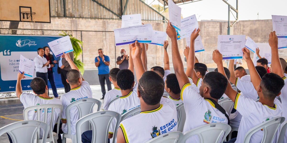 Jovens do Socioeducativo recebem certificados de cursos profissionalizantes do Projeto Despertar