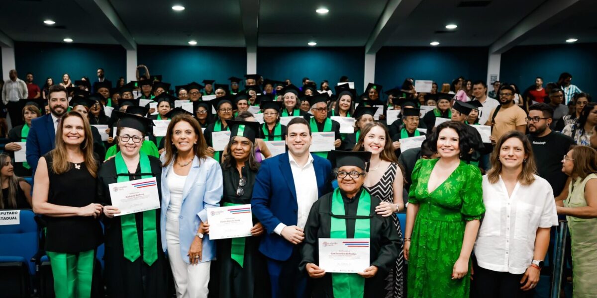 Gracinha Caiado entrega certificados a pessoas idosas que concluíram curso do Cidadão Tech 60+