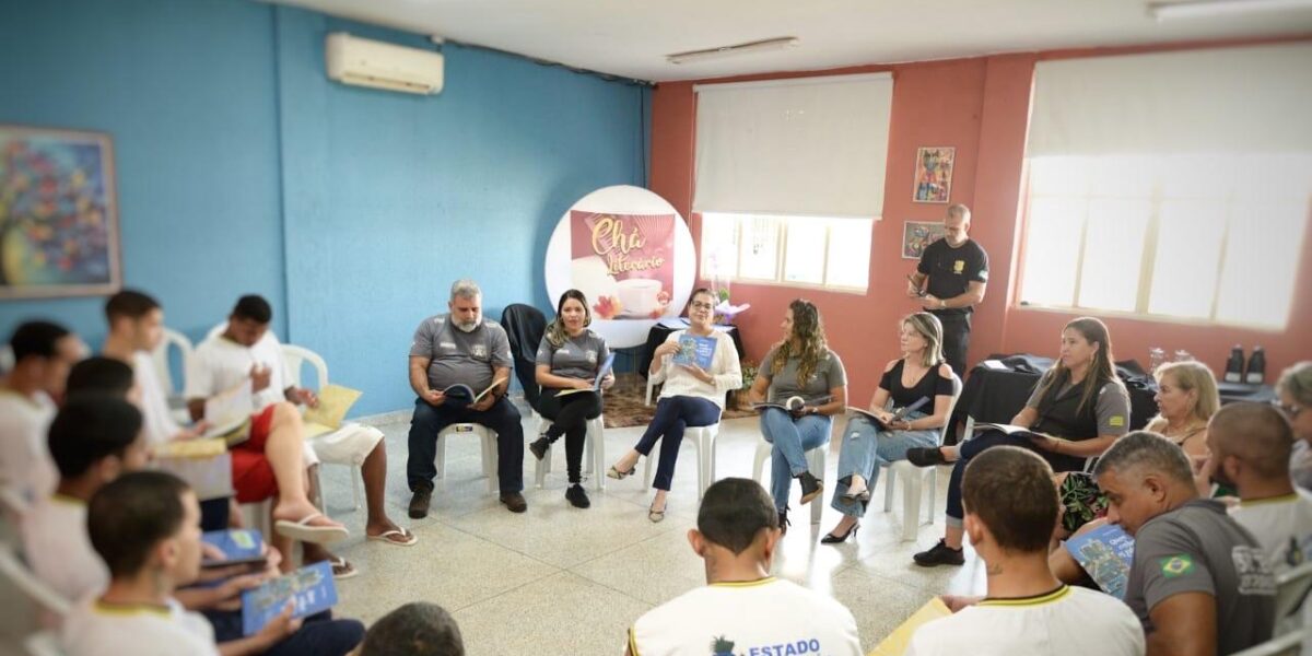 Jovens do Socioeducativo participam de Chá Literário com escritora e discutem obra de sua autoria