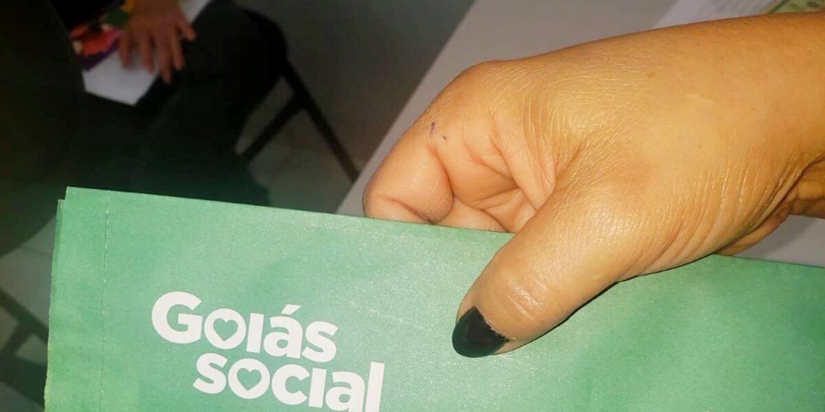 Goiás Social entrega cartões do Goiás Por Elas em três municípios