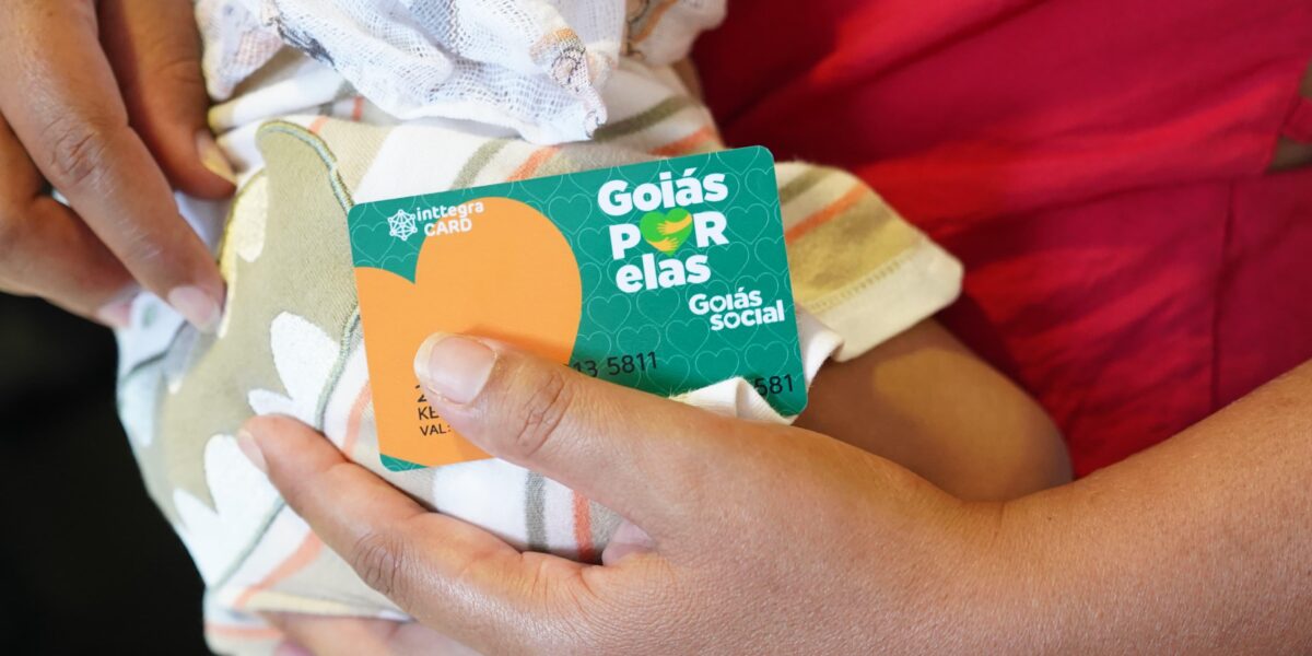 Beneficiárias de 19 municípios recebem cartões Goiás Por Elas