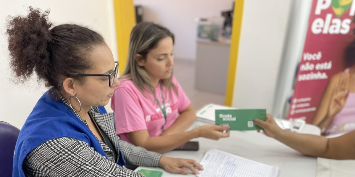 Goiás Social amplia programa com entrega de cartões do Goiás Por Elas em 38 municípios