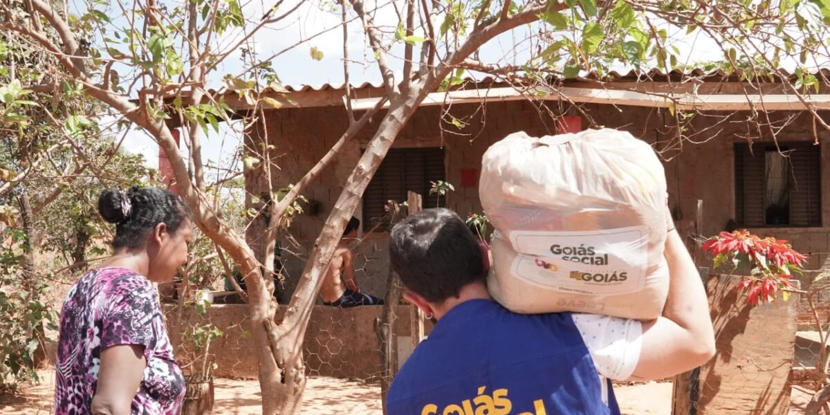 Goiás Social entrega cestas básicas à população vítima de desastre ambiental em Padre Bernardo
