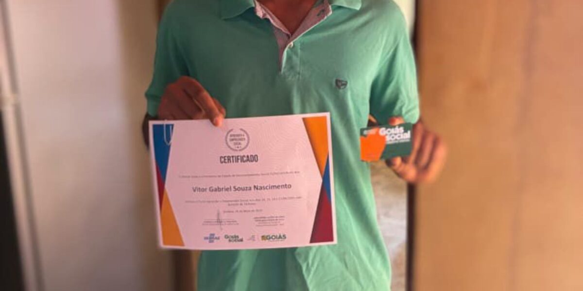 Seds entrega Crédito Social a quilombola de Palmeiras de Goiás