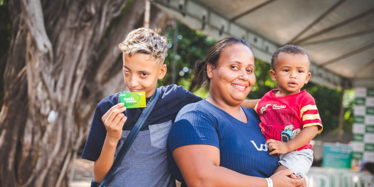Goiás Social entrega mais de 950 cartões do Goiás + Inclusivo para beneficiários de Goiânia