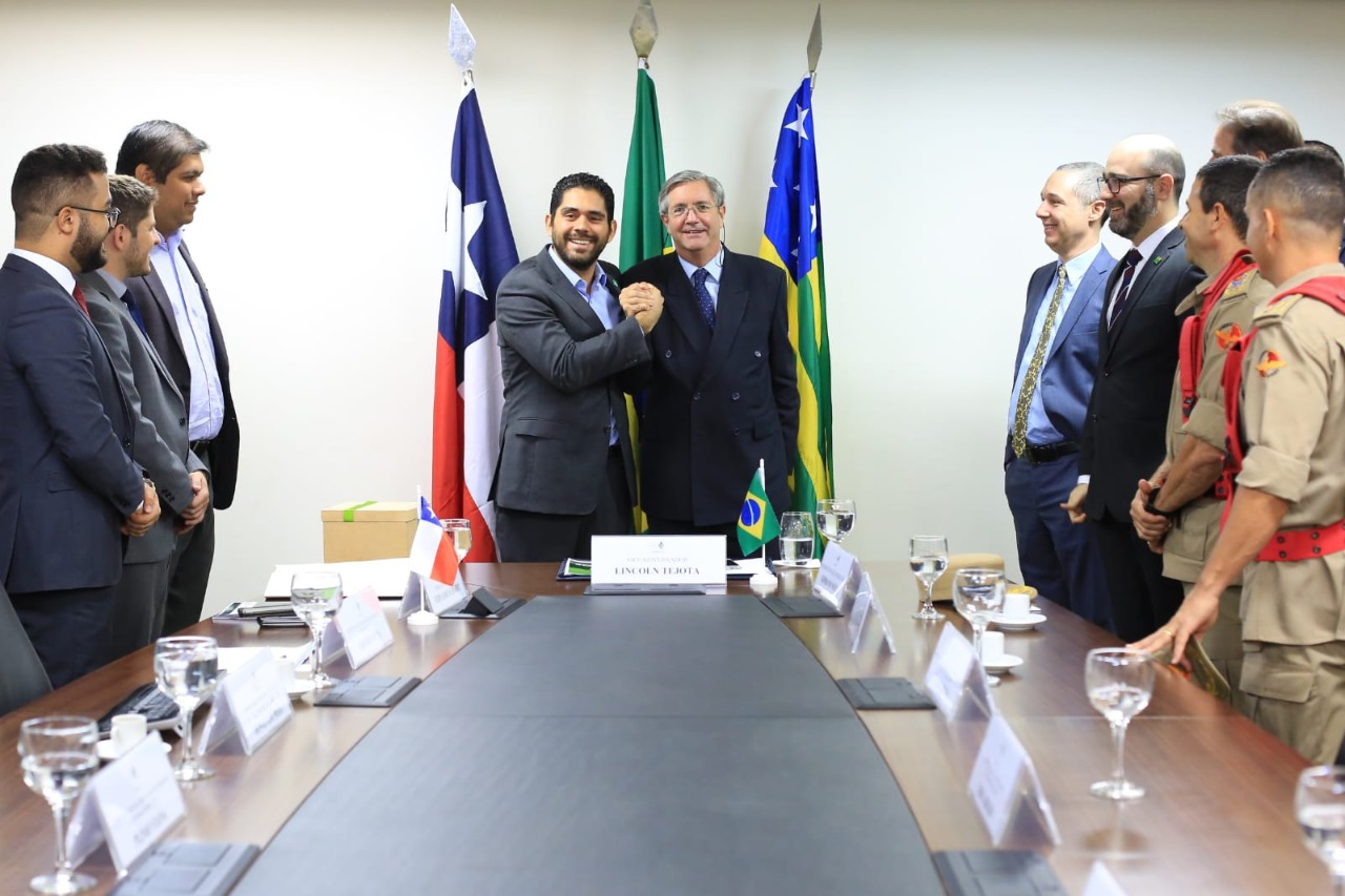 Lincoln Tejota e embaixador do Chile, Fernando Schmidt, discutem experiências sobre boas práticas de gestão.  |  Imagem por Wildes Barbosa