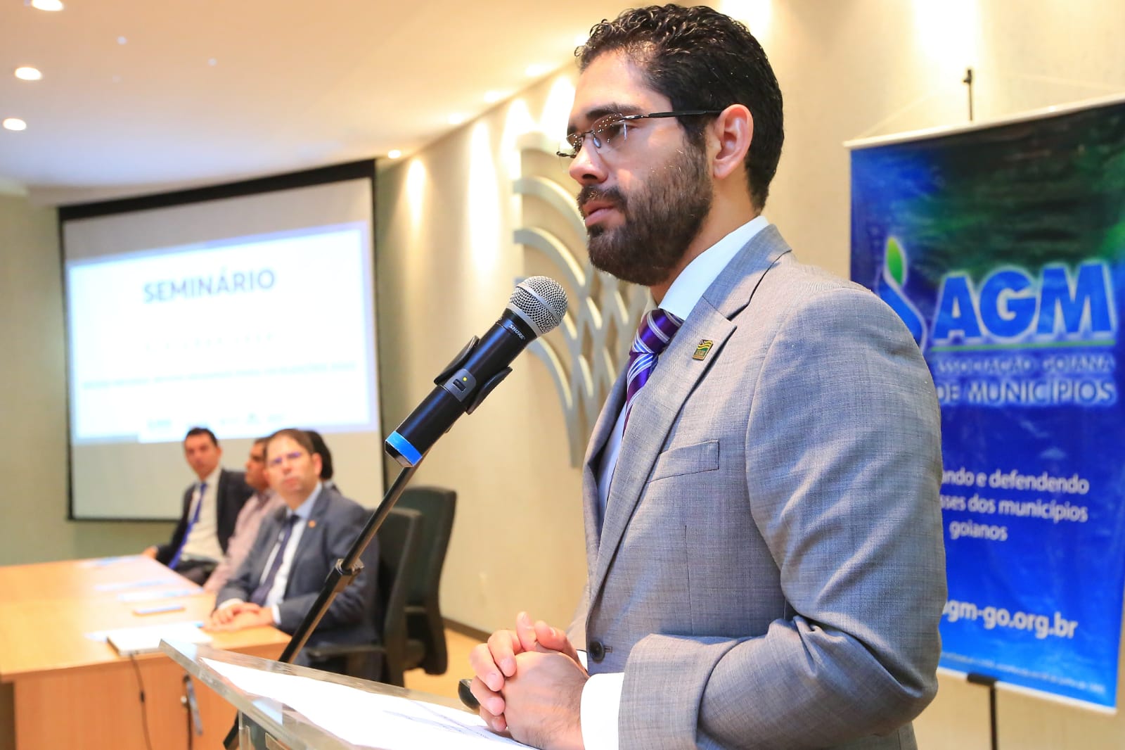 Vice-governador Lincoln Tejota discursa em púlpito na abertura do "Seminário Político Eleições 2020"