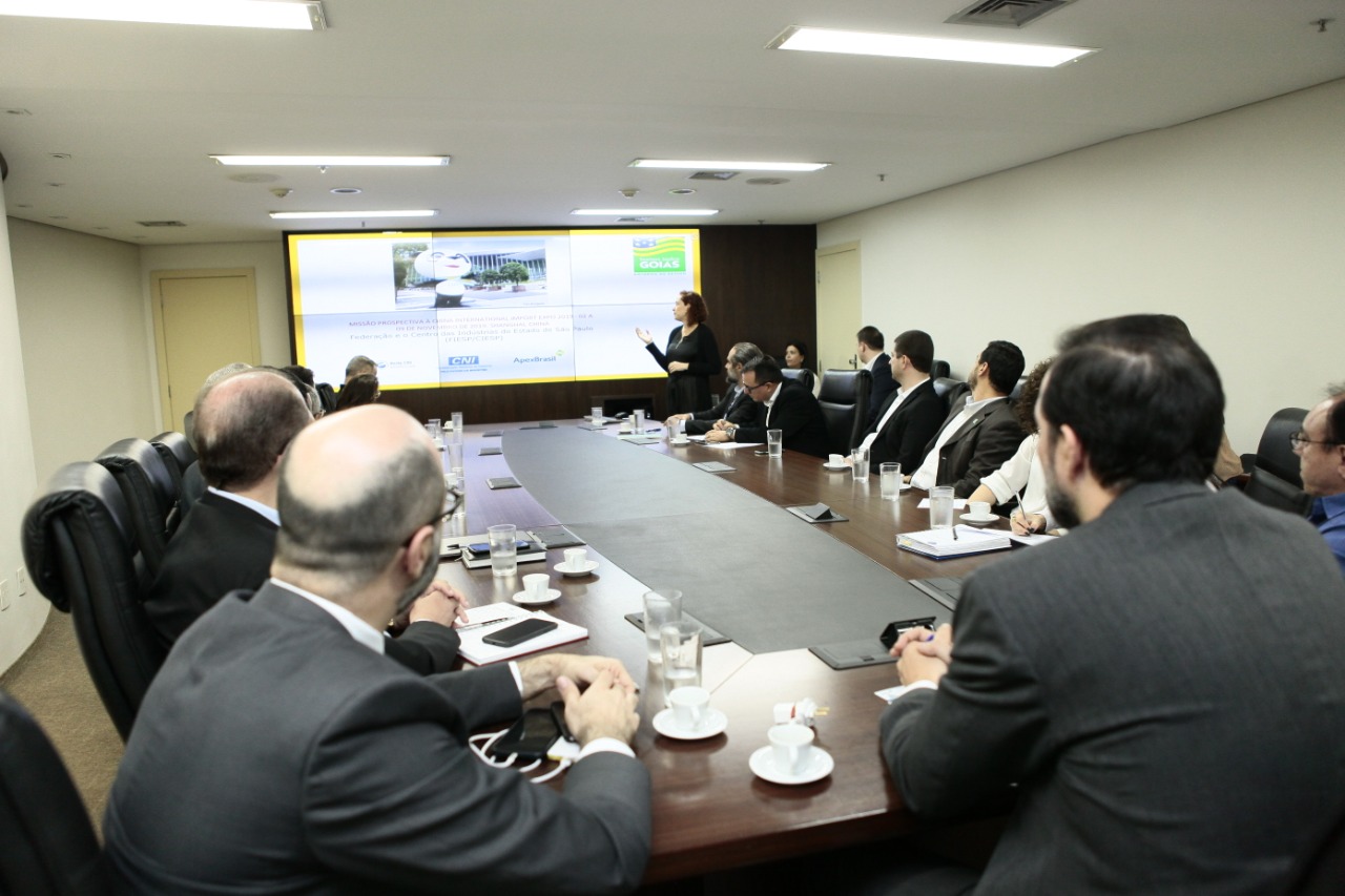 Representantes do governo estadual sentados à mesa de reuniões. Em pauta, negociações com o mercado chinês. Foto: Waberth Estevan