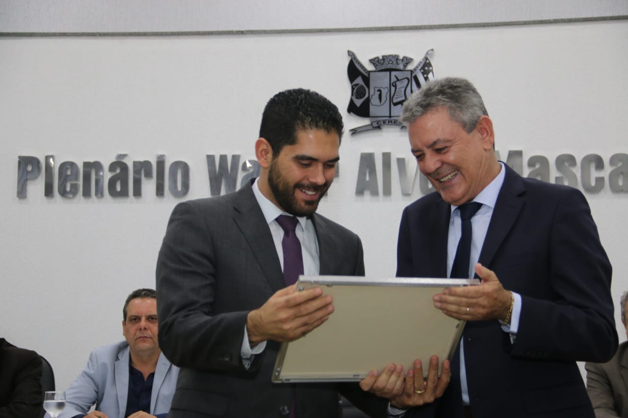 Lincoln Tejota recebe título de cidadão ceresino do presidente da Câmara Municipal, Jairo Teodoro