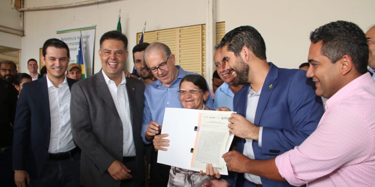 Vice-governador Lincoln Tejota entrega 172 escrituras em Senador Canedo