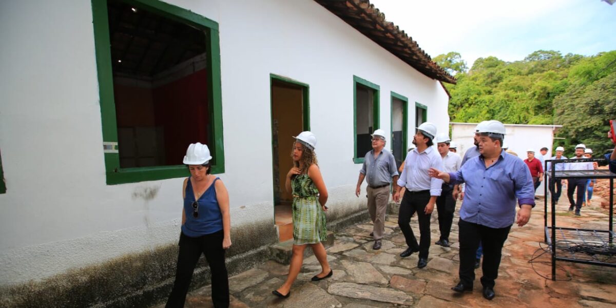 Iphan leva autoridades para visitar obras de restauração do 1º Quartel da Força Policial de Goiás