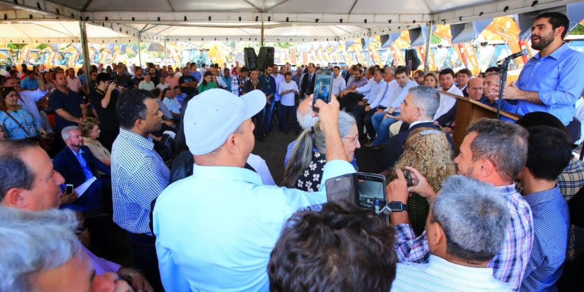 Vice-governador Lincoln Tejota participa da entrega de retroescavadeiras em Goiânia