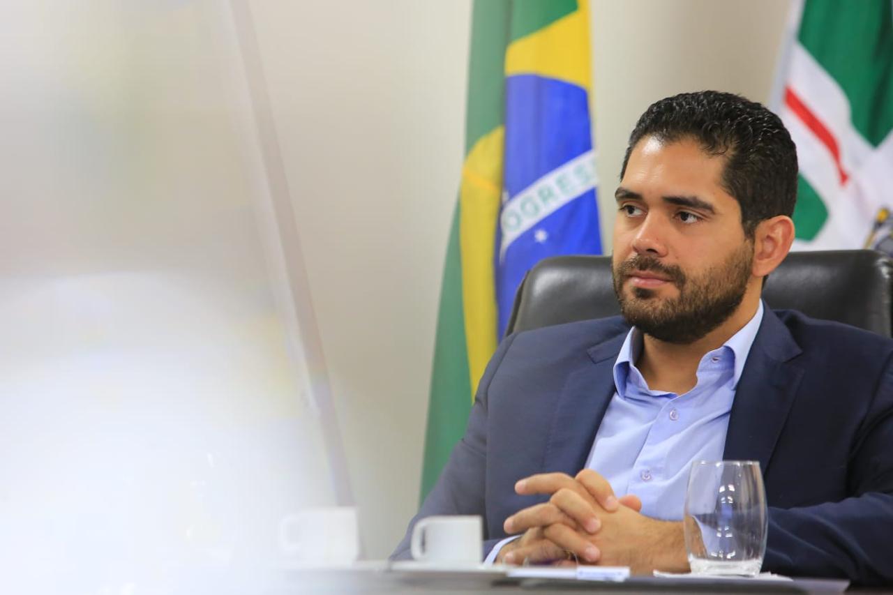 Vie-governador Lincoln Tejota sentado à mesa