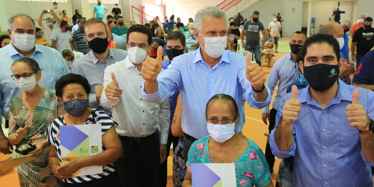 Governo de Goiás entrega escrituras para quase 700 moradores da região Noroeste de Goiânia