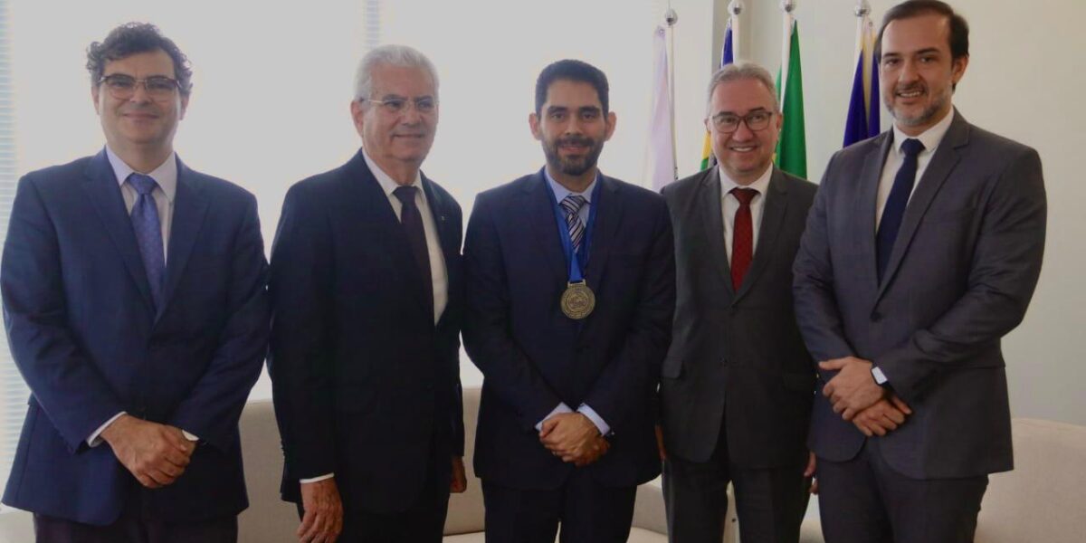 Lincoln Tejota recebe Medalha do Mérito Científico da UniEvangélica