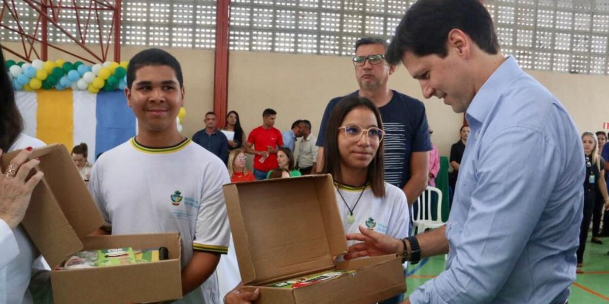 Vice-governador entrega uniformes, material escolar, chromebooks e ampliação de colégio estadual