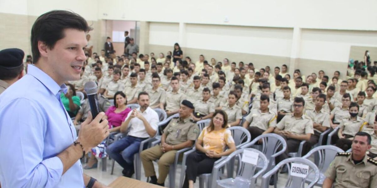 Daniel Vilela inaugura biblioteca e biometria facial em colégio estadual