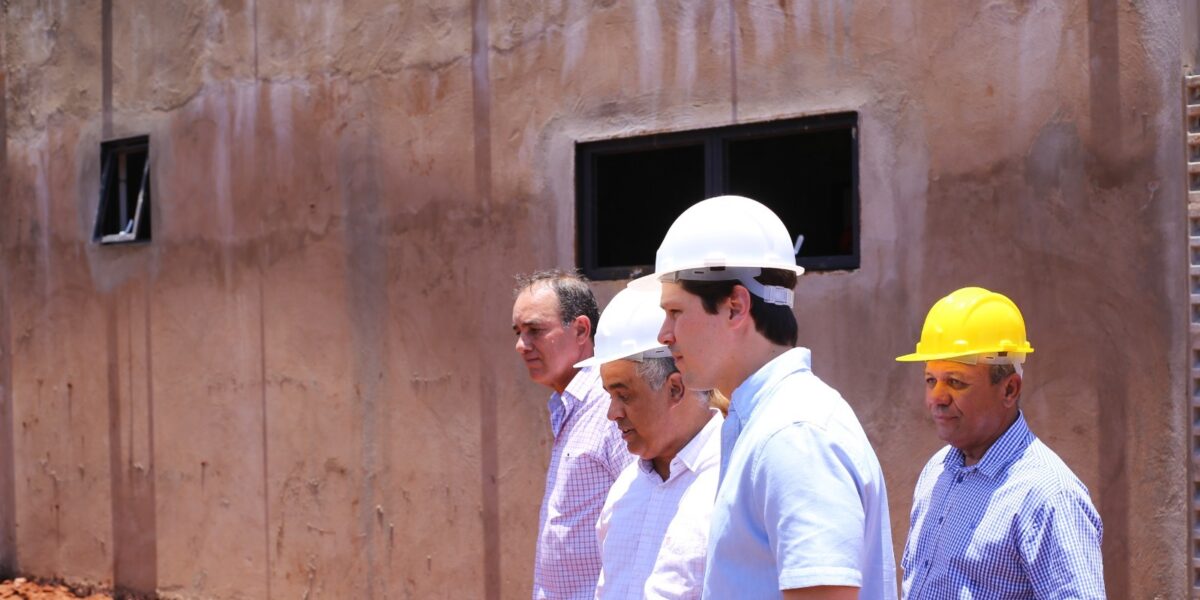 Daniel Vilela visitas obras do Estado em Castelândia