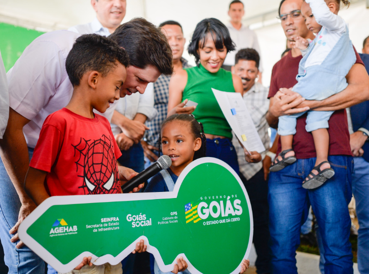 Daniel Vilela entrega 30 casas em Alto Paraíso de Goiás