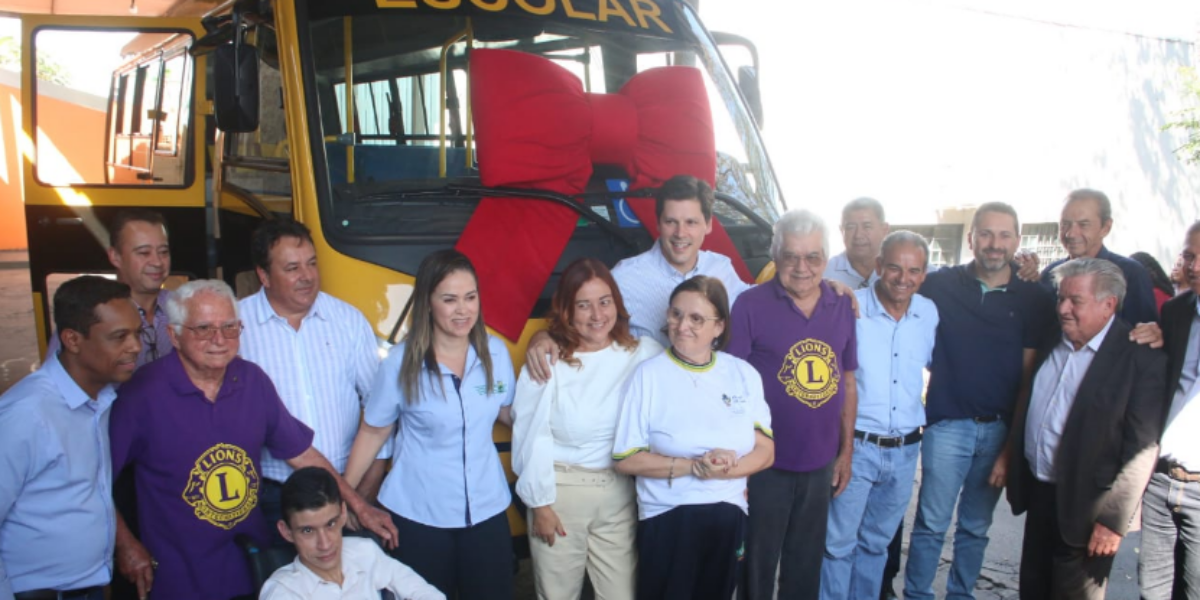 Daniel Vilela entrega micro-ônibus para escola que atende alunos com deficiência em Jataí