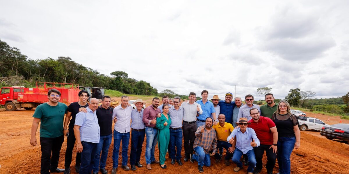 Daniel Vilela acompanha obras em andamento nas GOs 309 e 219