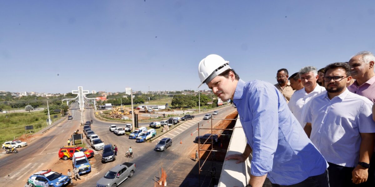 Daniel Vilela vistoria obras do Viaduto Portal da Fé em Trindade