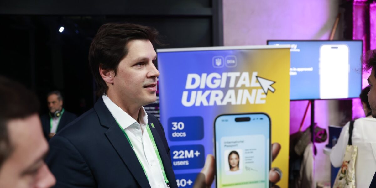 No primeiro dia de missão internacional, Daniel Vilela leva Goiás à principal vitrine de inovação em governo digital