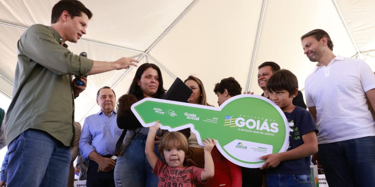 Daniel Vilela entrega casas a custo zero, restauração de rodovia e quadra poliesportiva em Anicuns