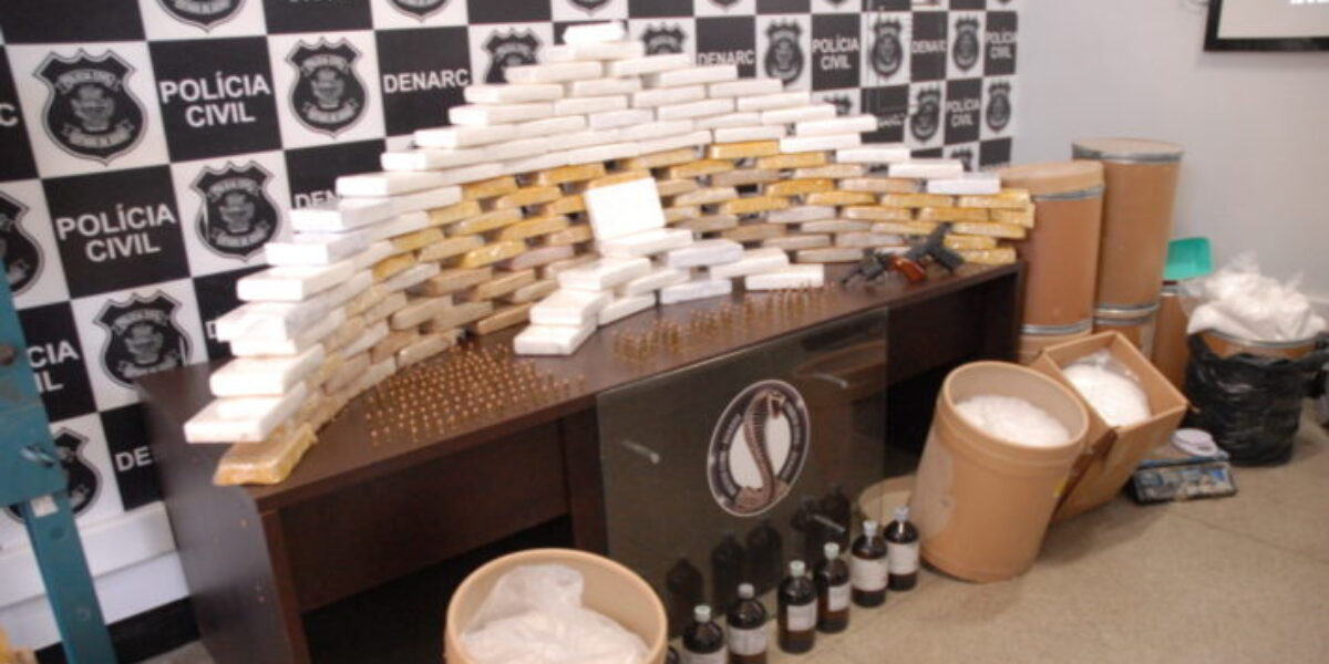 Polícia apreende mais de 200 quilos de cocaína e insumos