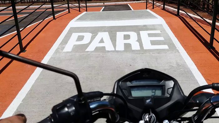 Prova de moto no Detran de Goiás, na imagem aparecem parte da pista e o velocímetro do veículo.